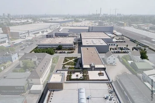 Luftbild des Firmengeländes an der Wiesenstraße mit Hallen und Verwaltungsbau